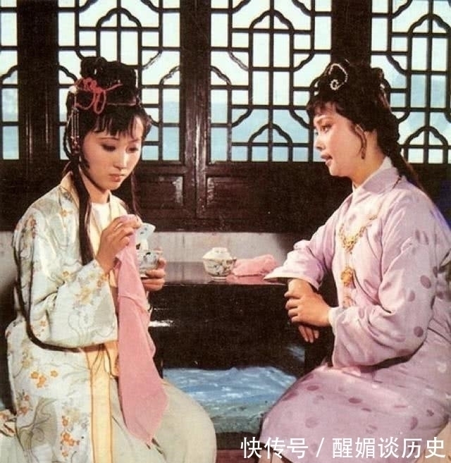 宝玉！薛宝钗教导黛玉别看杂书，一个情节却显示，黛玉境界远在宝钗之上