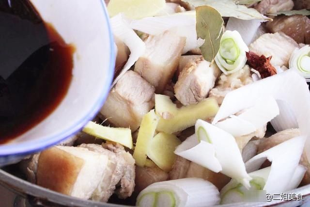 要想做正宗的红烧肉，牢记“一烫三放”，入口即化，肥而不腻