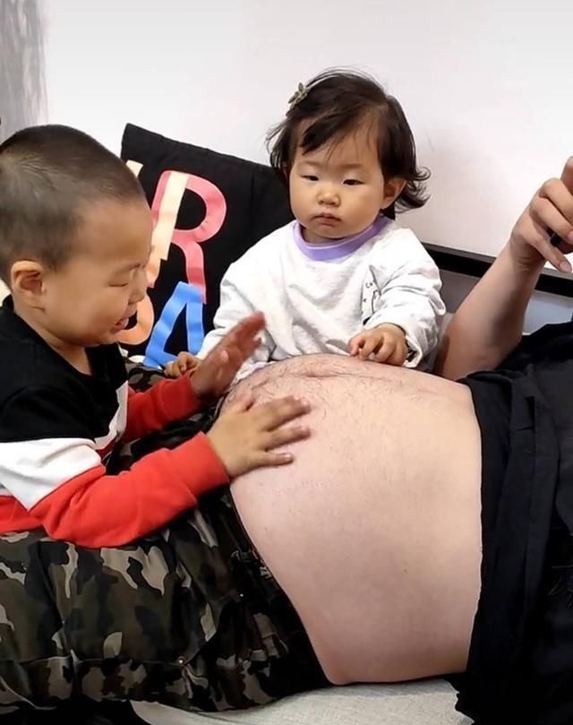 爸爸|兄妹俩都想再要个弟弟,爸爸的“将军肚”被寄予厚望,妈妈无语了