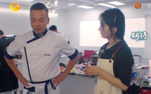 黄瓜|赵丽颖做九孔拍黄瓜,虽卖相十足,可看了用啥装盘的懵了,原谅我一口吃不下