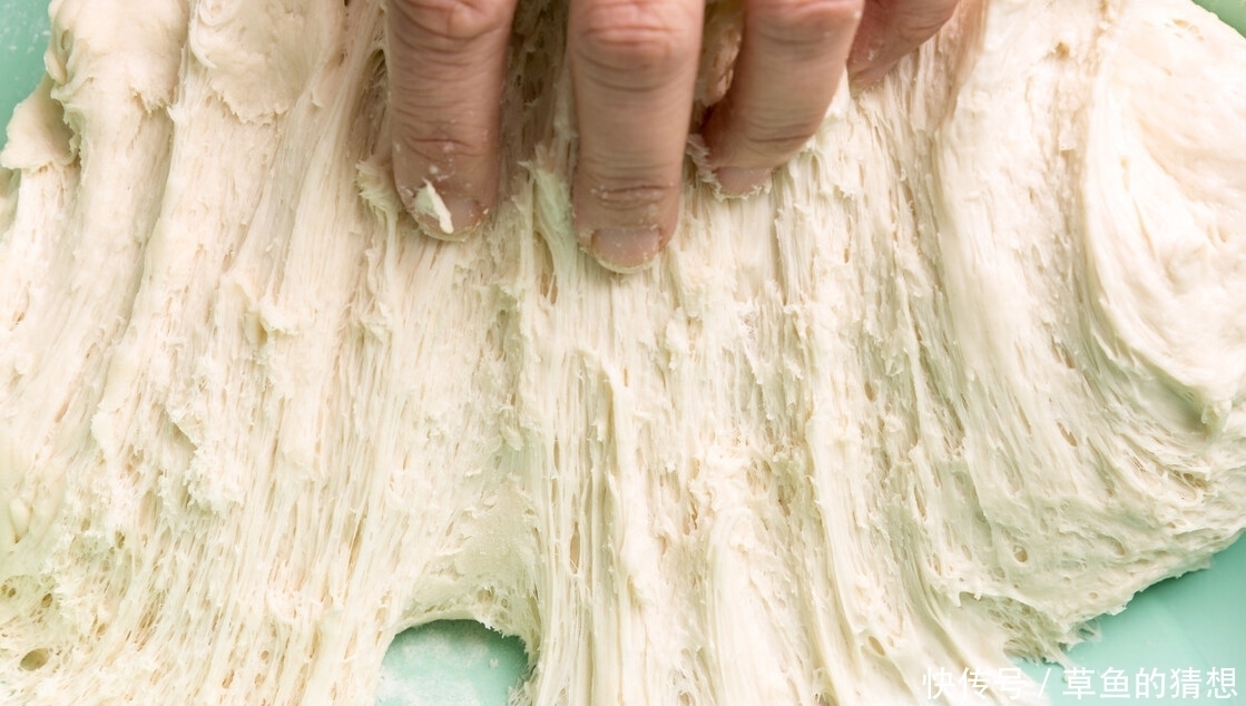 蒸馒头发面时,不要只会放酵母,记住2个窍门,面发得又快又好