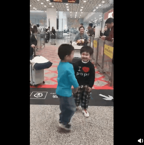 陈植|小朋友的友谊有多甜，网友：我全程姨母姑父笑……