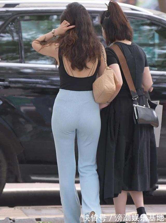 大师们 黑色无袖上衣搭米色打底裤,高级又优雅的配色,都市女性必备穿搭