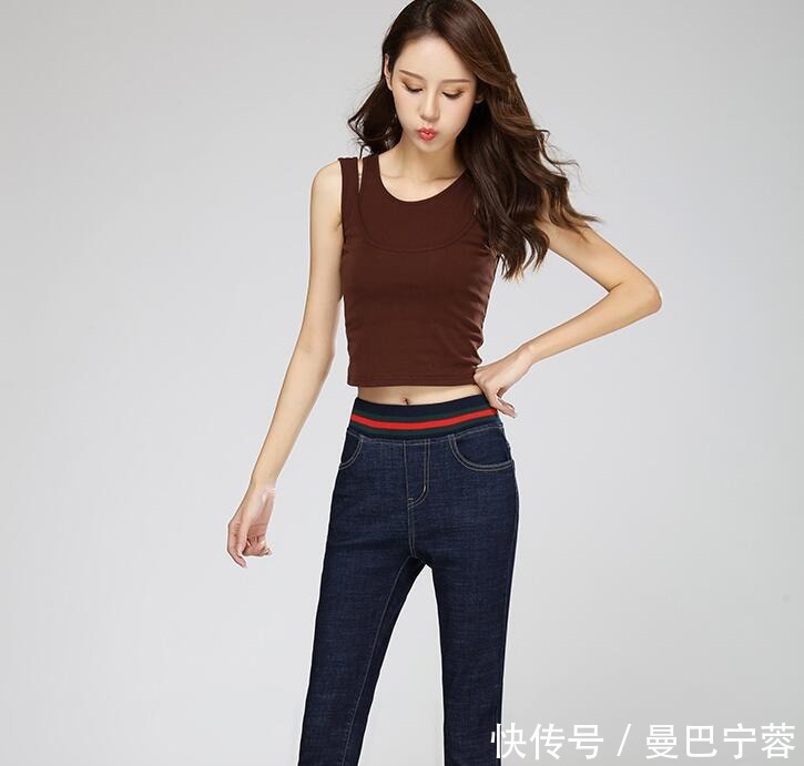女人漂亮就别乱穿搭了,学我小姨这样穿牛仔裤,修身更时尚