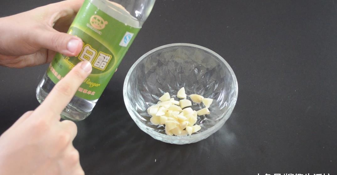 大蒜和白醋混合在一起, 这个作用太棒了, 解决了很多人的烦恼