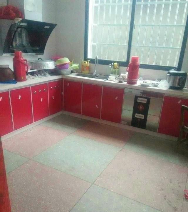 第一次去男朋友家,厨房有城里客厅2个那么大,太喜欢了!