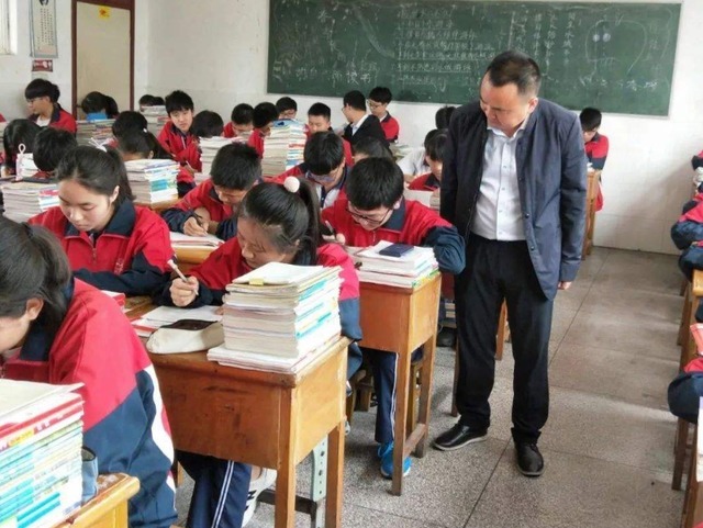 家长|小学生课本涂鸦走红,看到杜甫,老师哭笑不得:被彻底玩坏了