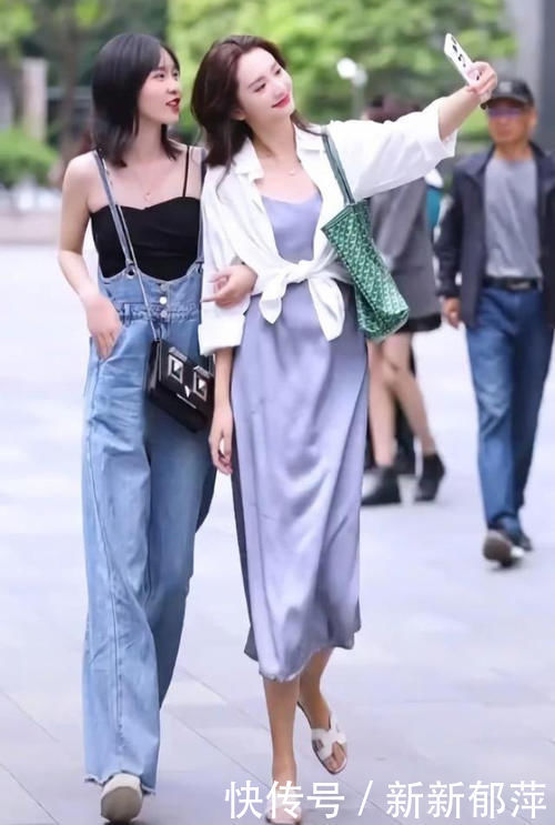 街拍:小姐姐穿裙子美得像仙女,但是鞋子整成了“泥腿子”!