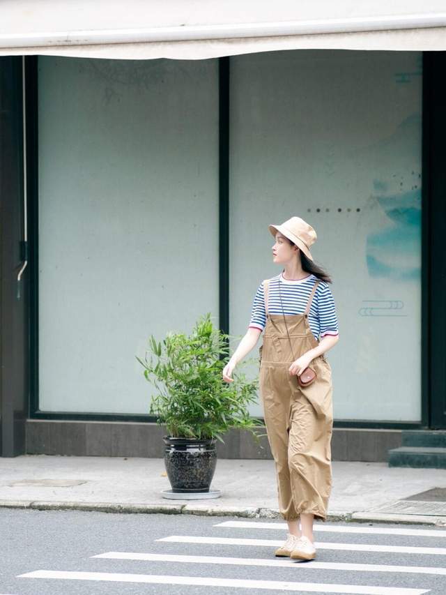 休闲|休闲慵懒风怎么搭?条纹衬衫+棉麻长裤简约洋气,气质又优雅