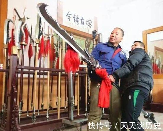 青龙偃月刀@父子俩扬言打造青龙偃月刀,全部按史记打造,完成后是这样的