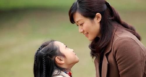 这些性|女儿偷偷“夹腿”,被妈妈无意发现,妈妈的做法决定了女儿的人生