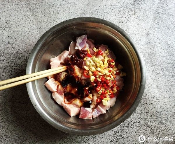 老少皆宜|夏天要多吃蒸菜,这肉配土豆蒸一蒸,软糯香甜又营养,好吃不上火