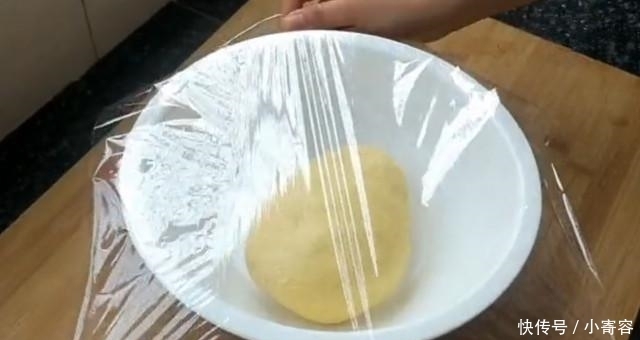  玉米面|玉米面最新做法，简单卷一卷，再上锅蒸一下，做好比面包还好吃！