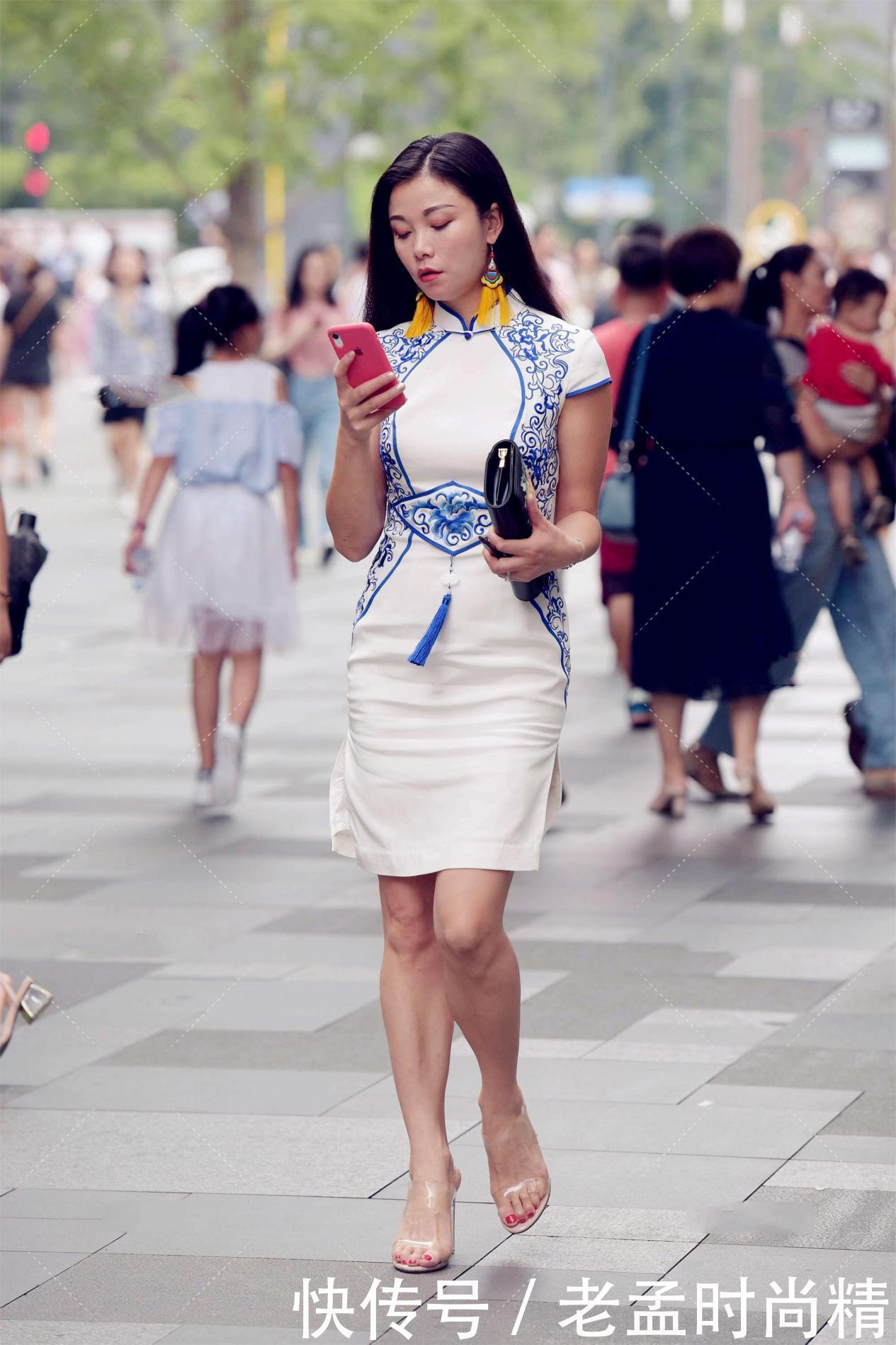 街拍:改良版的旗袍, 配上复古风的首饰, 妥妥的大家闺秀打扮