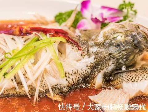 清蒸鱼|做清蒸鱼,放盐还是生抽都不放,教你正确做法,鱼肉鲜美滑嫩