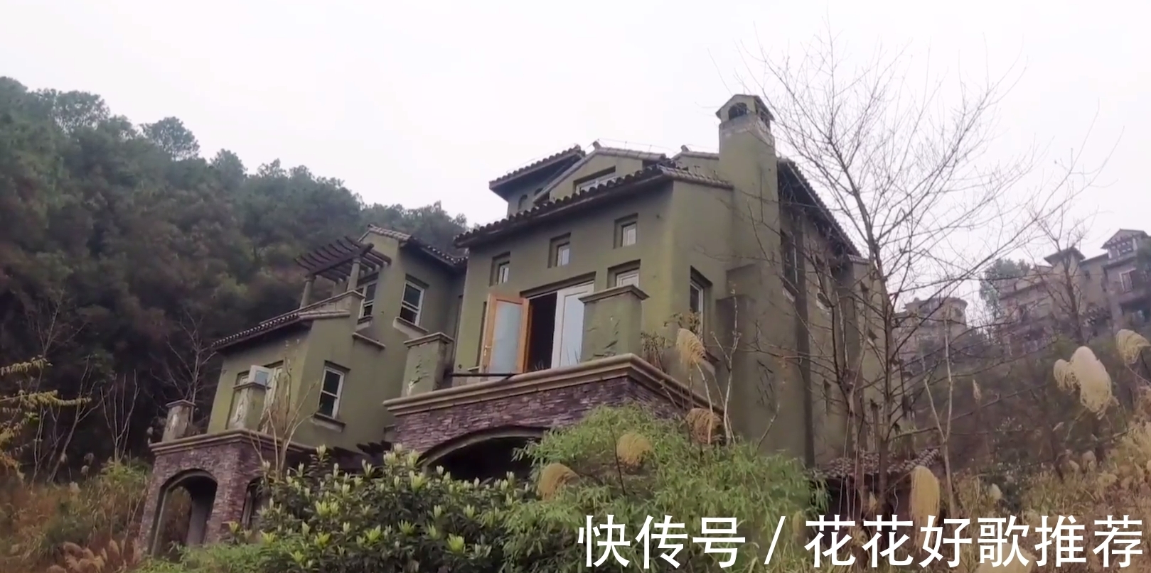 南山|重庆烂尾别墅群,神秘买家以5折价格买了一套400万的烂尾楼