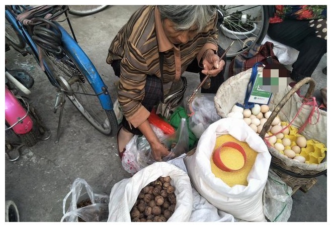 核桃好吃难去壳,试试放锅蒸一蒸,核桃皮容易去,核桃完整不易碎