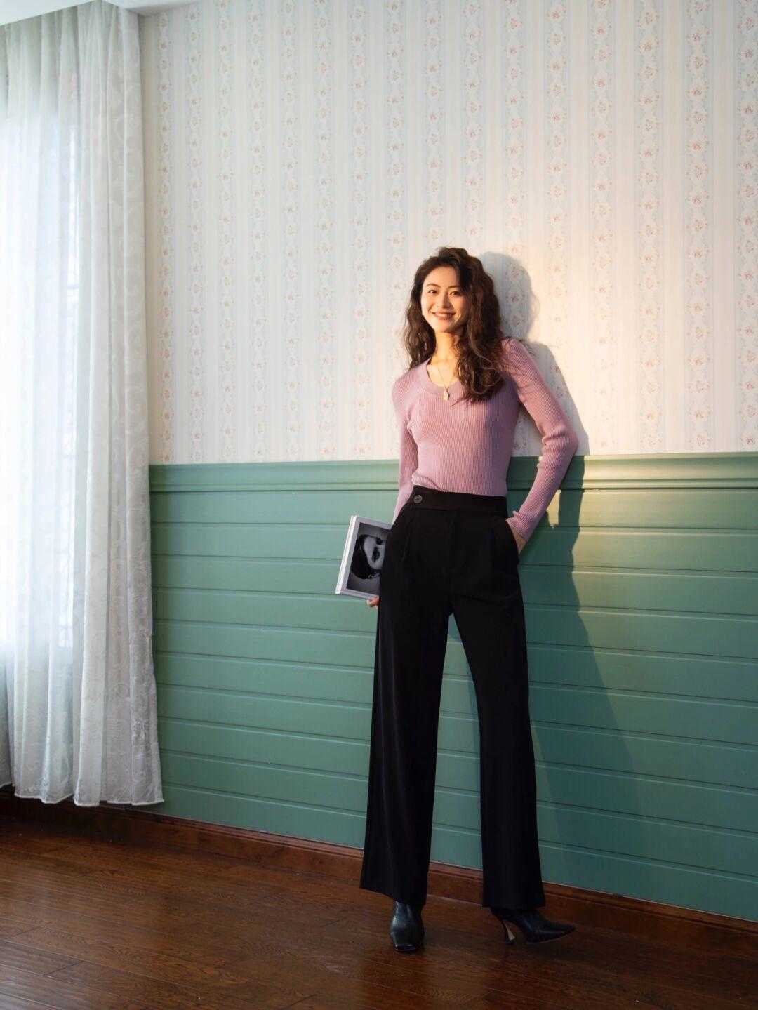 修身裤|今年别在穿“修身裤+长靴”,九分阔腿裤+紧口靴,才是最时髦