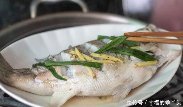 做清蒸鱼,全程不要用盐和料酒,学会厨师这一招,鱼肉鲜嫩无腥味