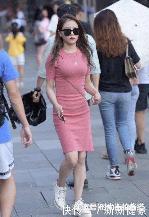 出门逛街拒绝穿成“路人”,粉色系裹身裙也能穿出“成熟气质”