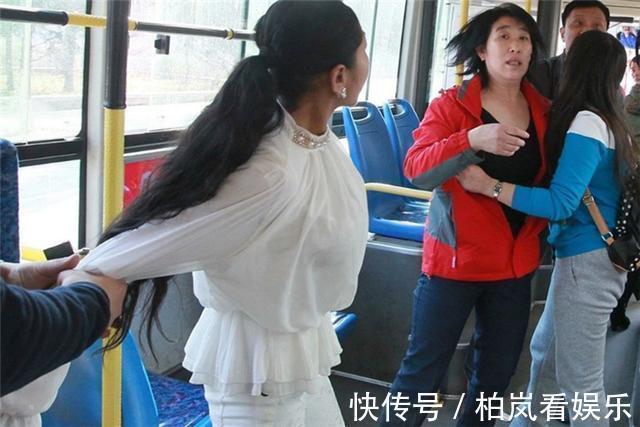 孩子|老人嫌七岁的孩子让座慢,直接把娃书包丢在地上,宝爸咱不让了