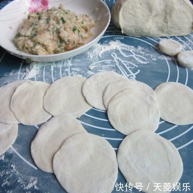 白菜饺子此样调馅太好吃了，做法简单，味道鲜美，好吃停不下来