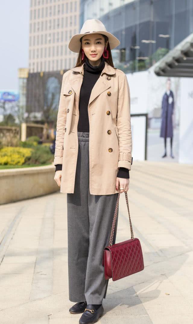 打底裤裤 背带牛仔裤,打造出十足的休闲范,看起来更加的年轻活力