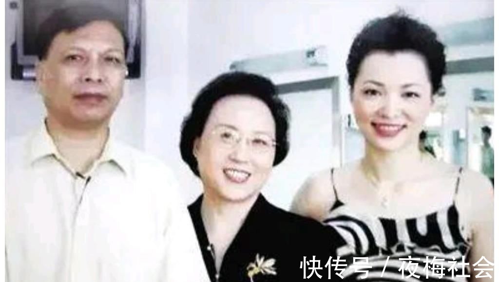 《朗讀者》第三季回來(lái)了,董卿詠梅同框走出,優(yōu)雅和知性相得益彰