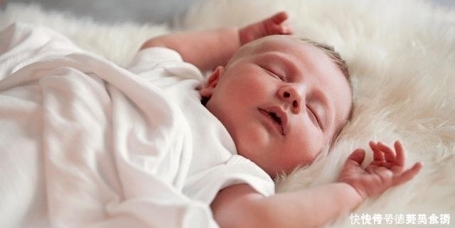 小动作|趁着妈妈不在,宝宝偷偷搬起小脚丫啃了起来,宝妈看后哭笑不得