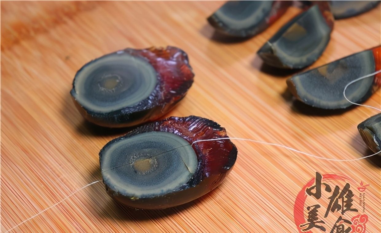 松花蛋放锅里蒸一蒸，饭店48一份，自己做只要6元，待客倍有面