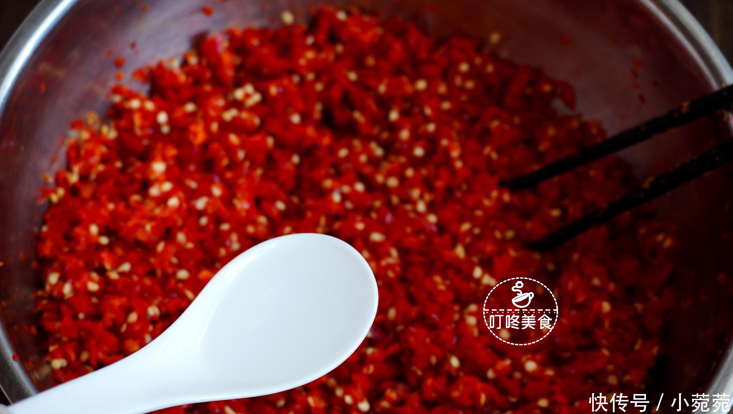 想吃辣椒酱不用买,自己做超简单,香辣又下饭,做一次能吃一年