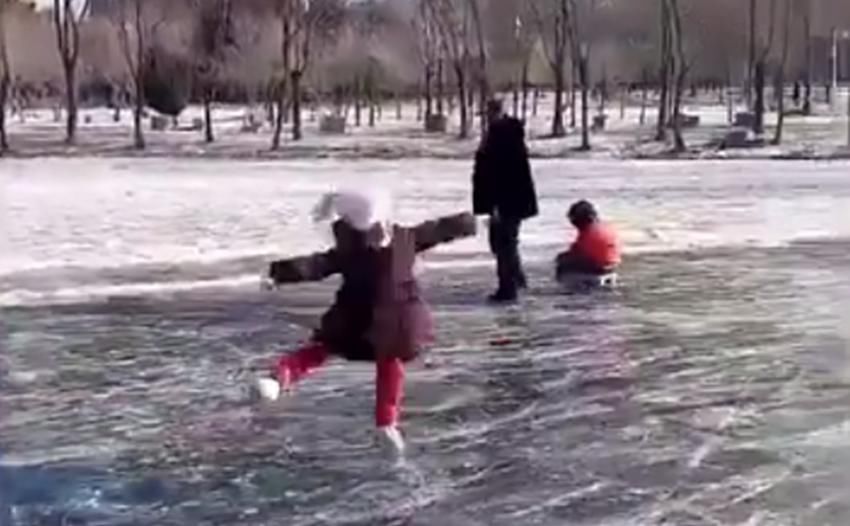 小女孩花样“滑旱冰”火了，网友：厉害了，这套操作确实很专业！