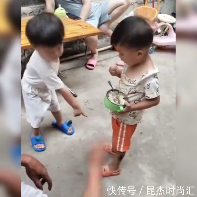 双胞胎|双胞胎姐妹,一个从小在农村生活,一个在城里生活,看后区别很大