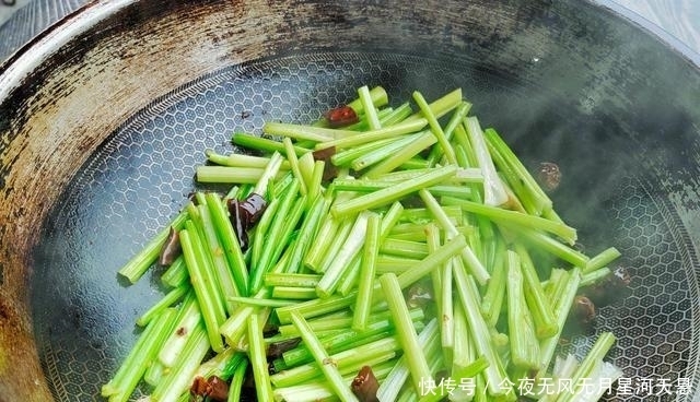 鸡丝炒芹菜，五分钟快手家常菜，鸡肉嫩滑不柴，芹菜脆口不塞牙