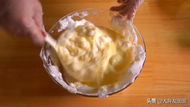没秤,没打蛋器,没烤箱,如何做出蓬松的无油蛋糕?