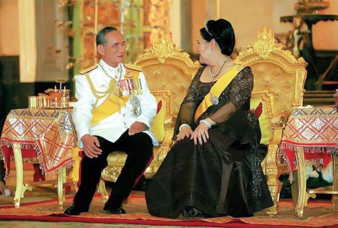 爱情故事$晚年诗丽吉低下了高傲的头,对丈夫牵手揽腰又献花,泰王被撩蒙了