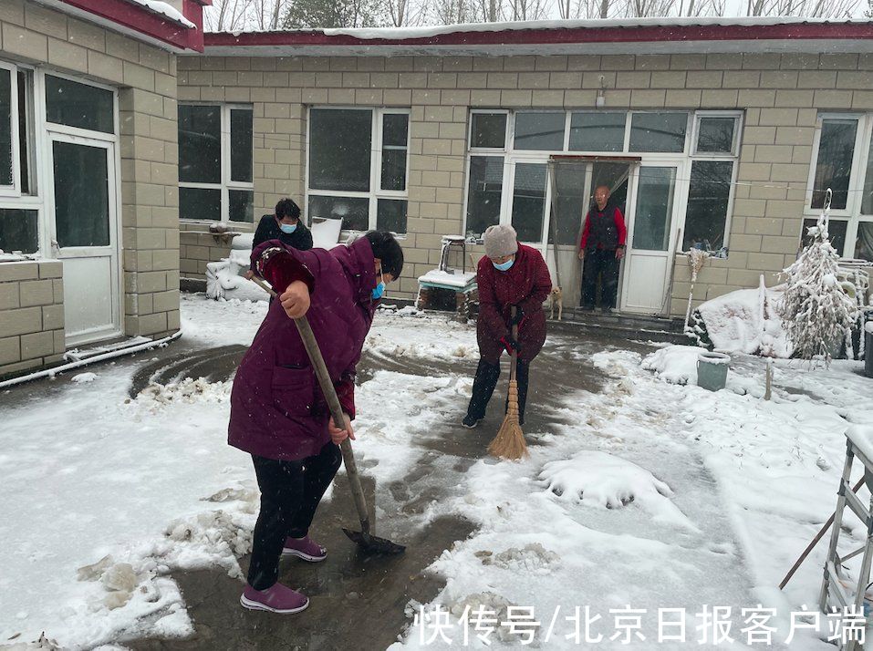 老人|入户送温暖，他们为独居老人清理院中积雪