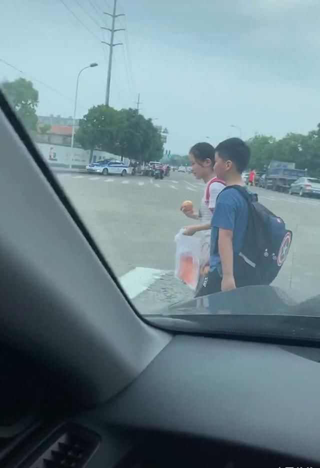 儿子|妈妈接儿子放学,儿子竟装作不认识,看到儿子身边女同学,妈妈恍然大悟