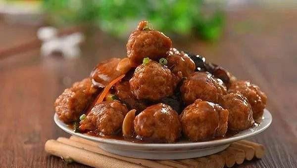 我们山东的婚宴大席,380块钱一桌,包工包料,大家觉得值不值