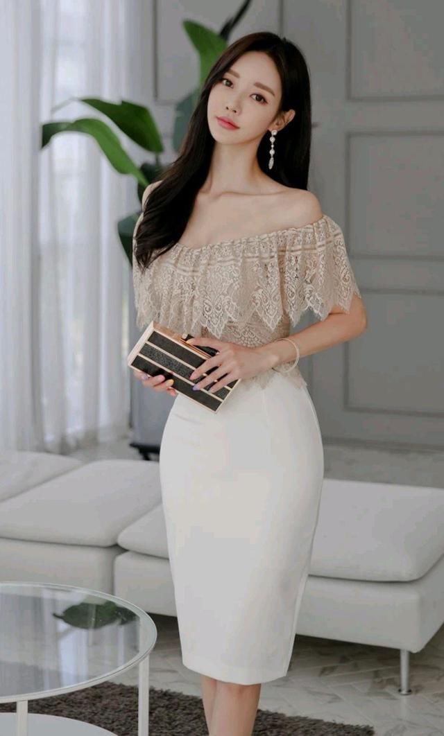 孙允珠：金箔亮片朦胧垂帘裹胸斜衩裙