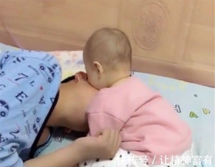 儿子|6个月小妹妹用这样的方式叫哥哥起床,妈妈瞧见后,暖心到泪目