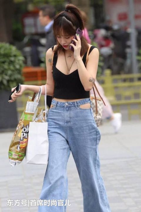 小姐姐|街拍美丽苗条的小姐姐,穿搭牛仔裤,尽显时尚魅力