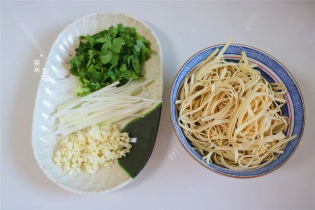 夏天最受欢迎的豆腐皮吃法，一煮一拌就上桌，软嫩入味特好吃