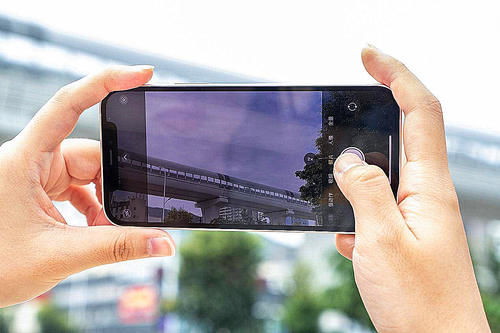 拿着5G手机|宁愿抢华为Mate40Pro都不抢iPhone12？四点原因正在经历！