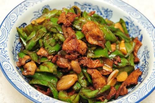 入味|辣椒炒肉，先炒肉还是辣椒？掌握正确炒制顺序，猪肉鲜香辣椒入味