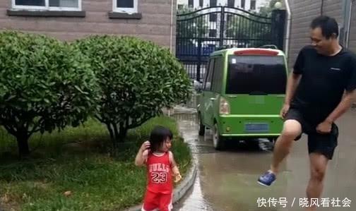 奶奶|“佩奇父女”跳泥坑火了,网友:奶奶已经扛着大刀在来的路上