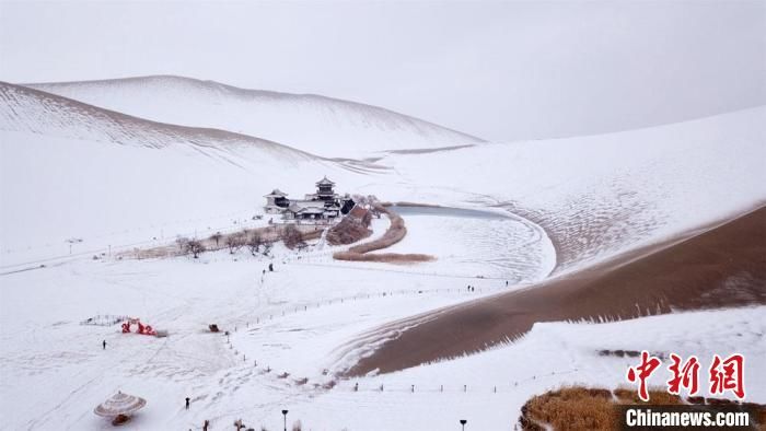 沙雪|敦煌大漠披银装：沙雪交融似一幅水墨山水画