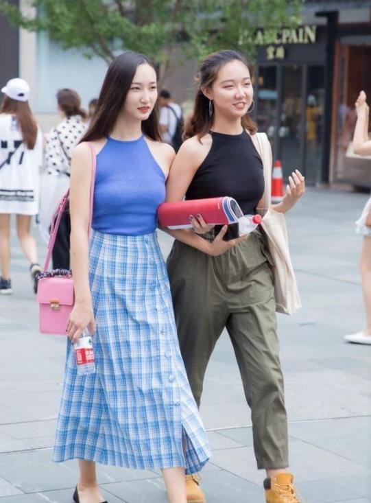 长得俊|街拍:面容白皙精致的小美女,长得俊美冷艳