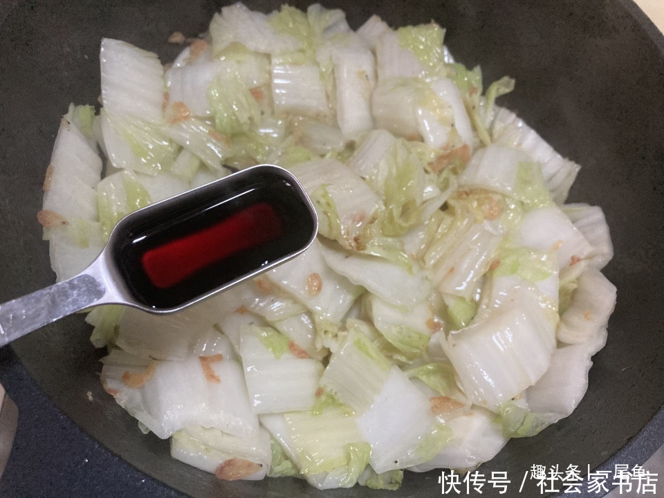 天冷此菜我家天天吃,二块钱炒一盘,简单快手,实惠又下饭