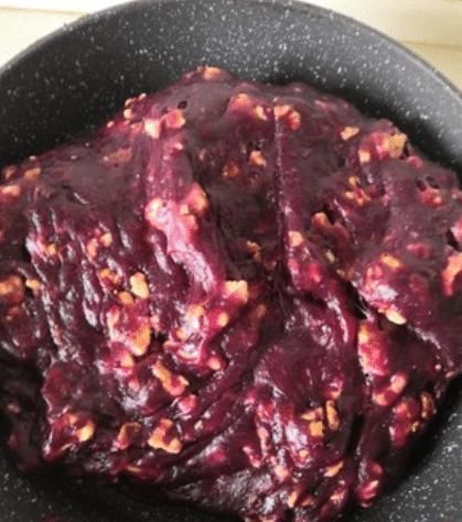 熬小米粥时,只加水是不行的,多加这样“东西”,米油多还分层